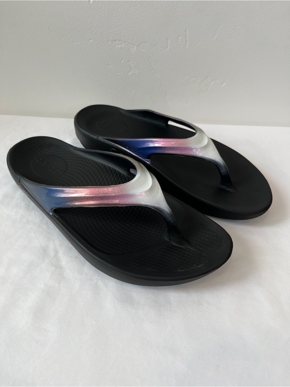 OOFOS OOlala Luxe Recovery Flip Flops Ombre Strap Black Women’s 10